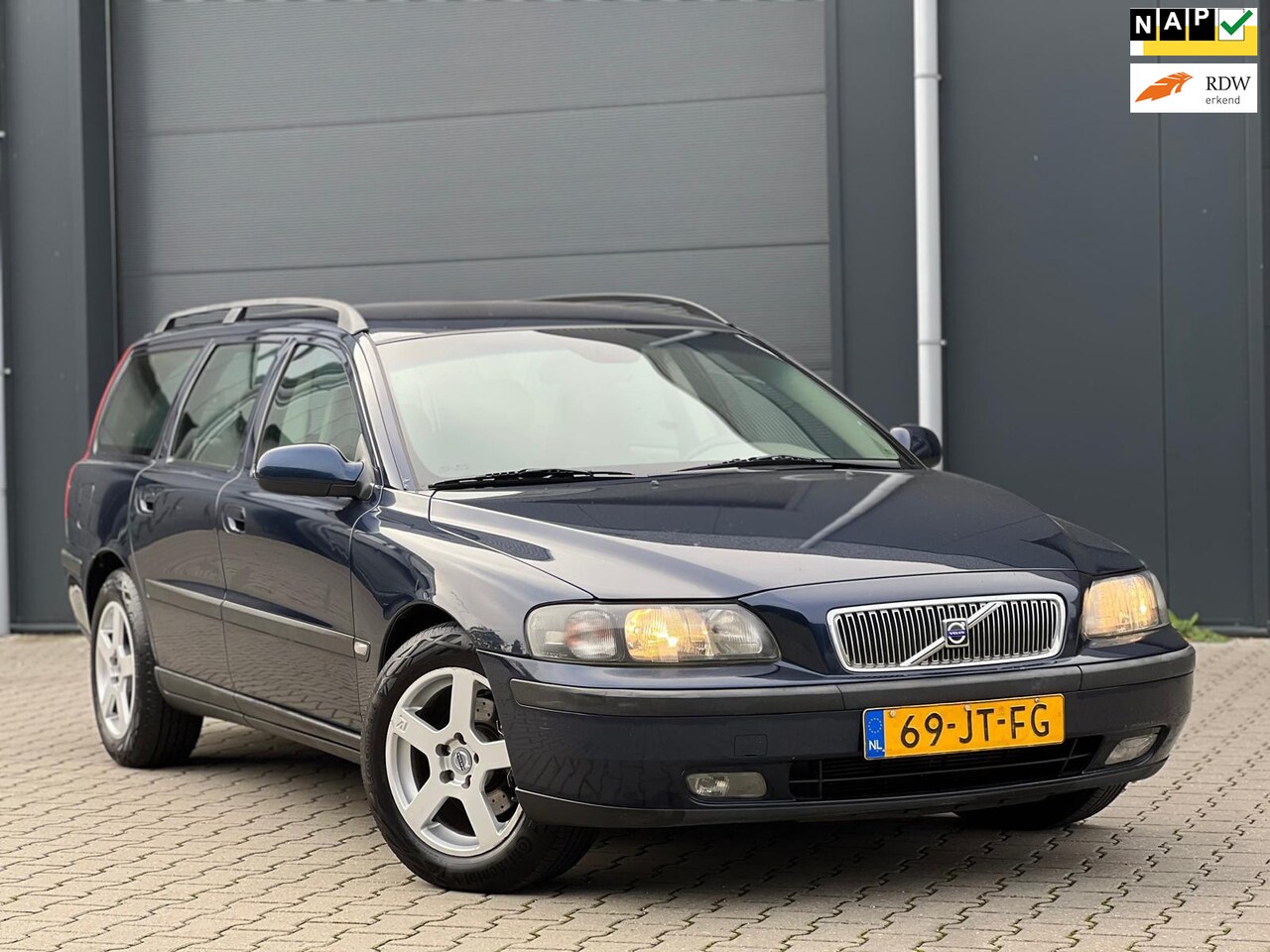 Volvo V70 - 2.4 COMFORT LINE + AUTOMAAT + LEDER + LMV - AutoWereld.nl