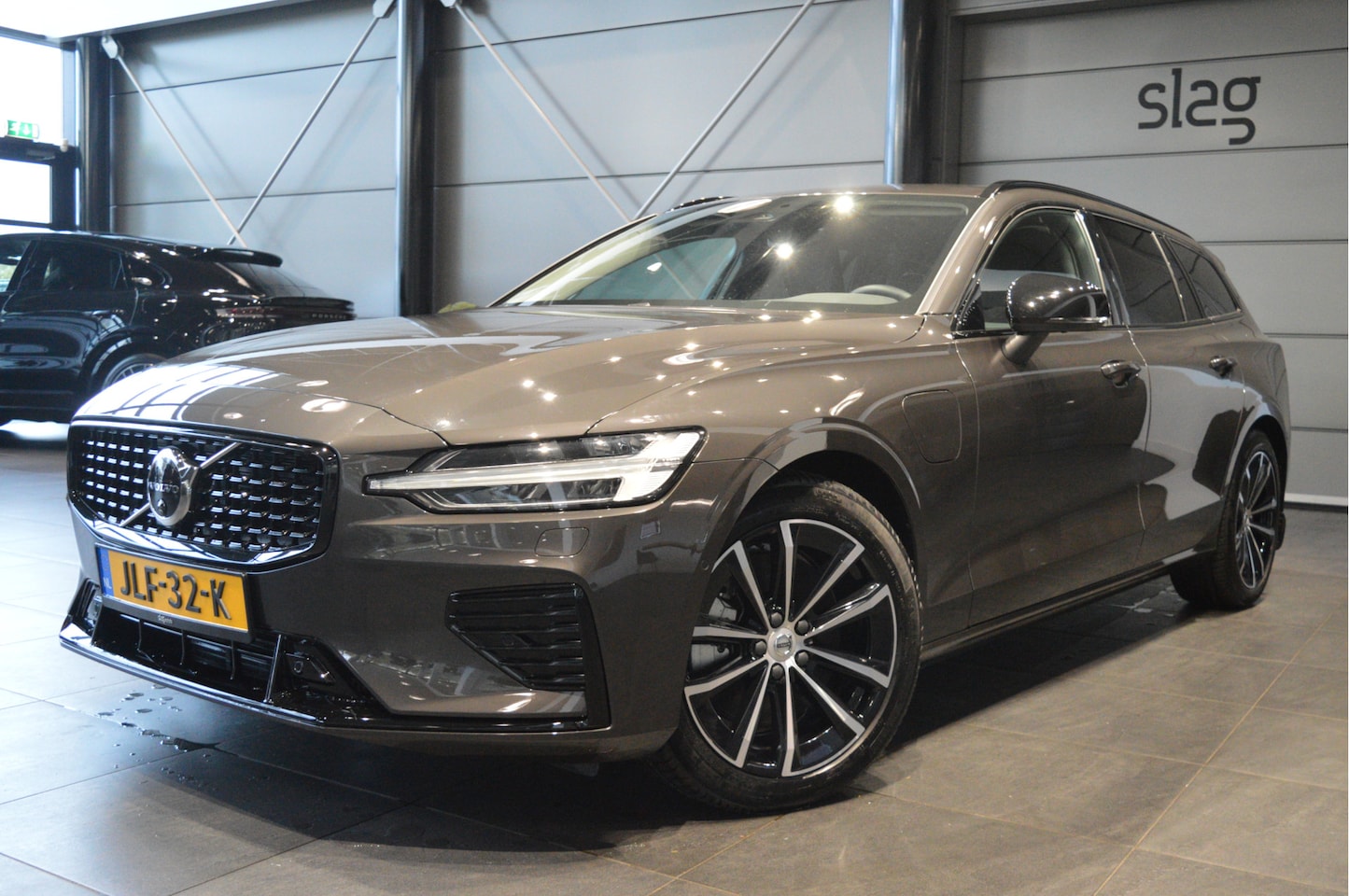 Volvo V60 - 2.0 T6 Plug-in hybrid AWD Plus Dark leer trekhaak 18 inch !! - AutoWereld.nl