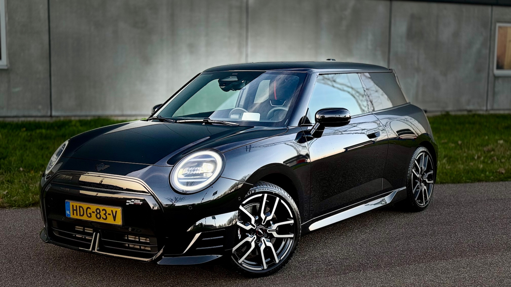 MINI Mini - Cooper E John Cooper Works 40,7 kWh Panorama | 18’’ velgen | Leder | Navi - AutoWereld.nl