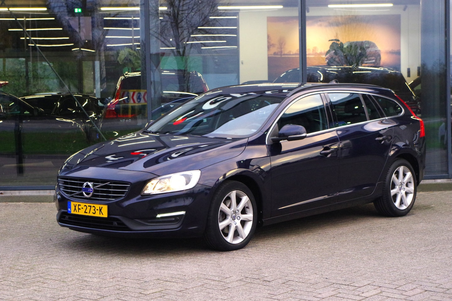 Volvo V60 - 2.0 D2 Momentum 2.0 D2 Momentum, Trekhaak, Stoelverwarming, Navigatie - AutoWereld.nl