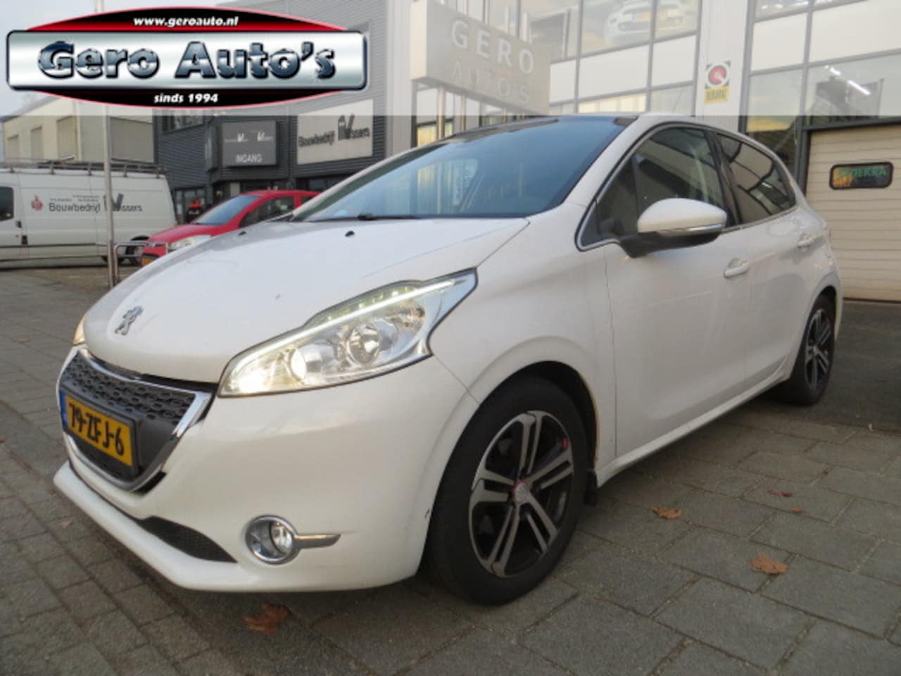 Peugeot 208 - 1.2 VTi Allure panorama dak airco ecc ,lmv ,elek pakket pdc etc - AutoWereld.nl