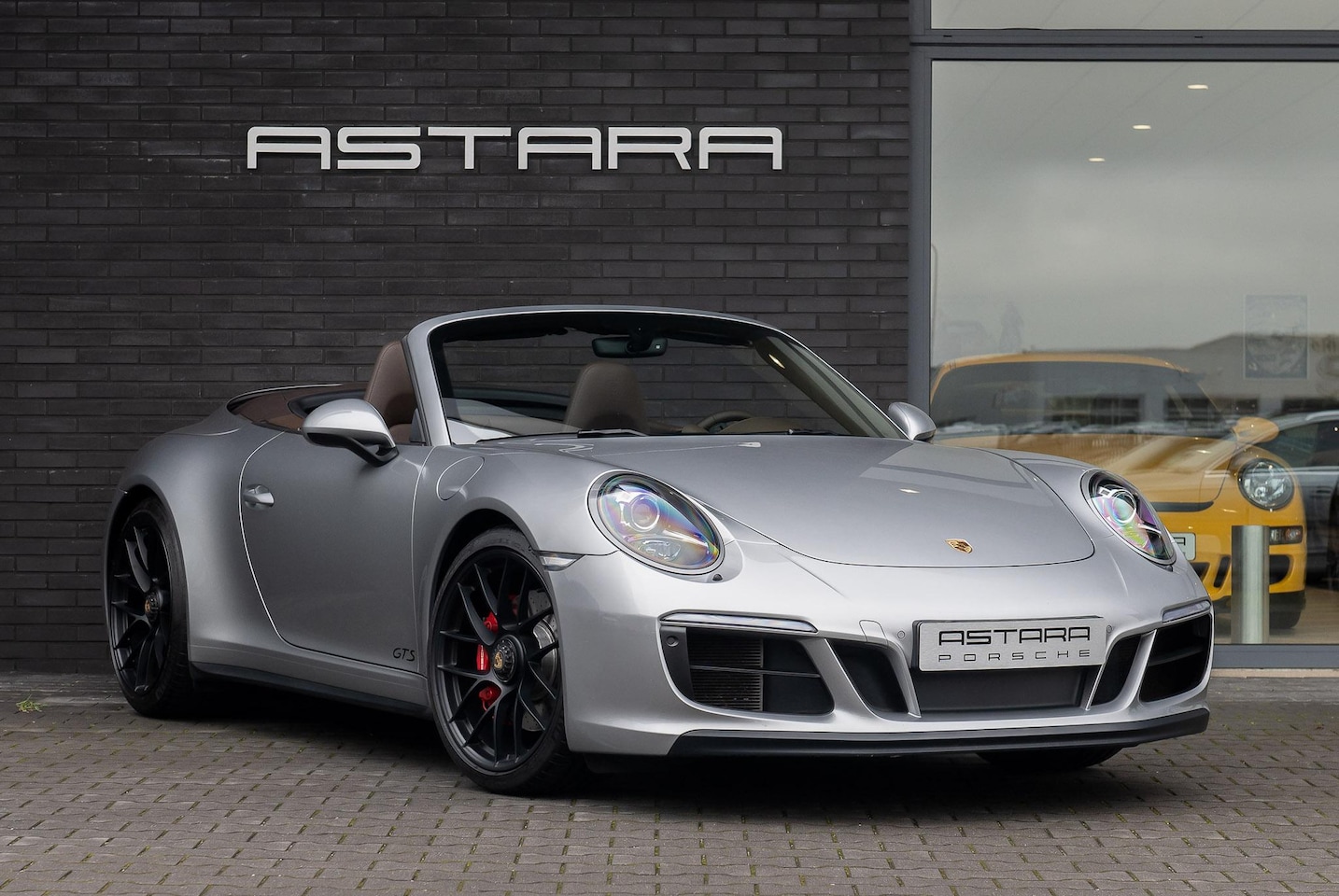 Porsche 911 Cabrio - 3.0 Carrera GTS | GT-zilver - AutoWereld.nl