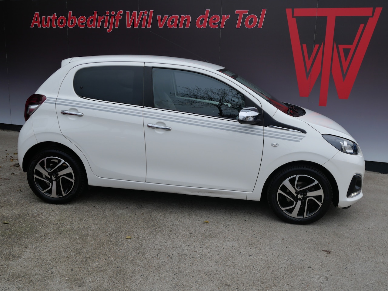 Peugeot 108 - 1.0 e-VTi COLLECTION | CLIMA | CARPLAY | CAMERA | ALL-SEASON | APK 11-2026! - AutoWereld.nl