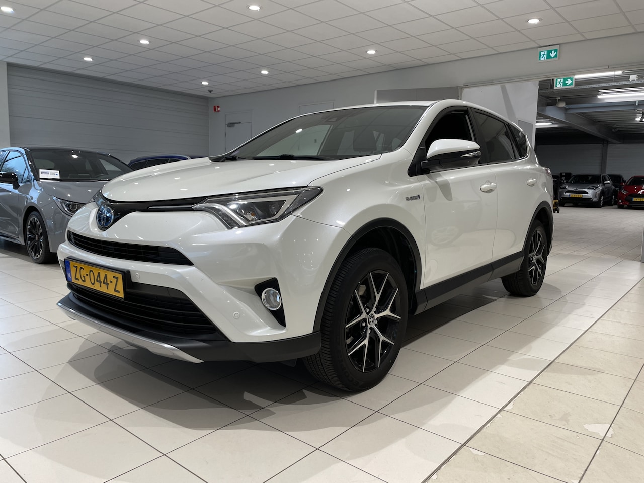 Toyota RAV4 - 2.5 Hybrid AWD Style | fabrieksnavi | trekhaak | stoelverwarming| LM velgen | - AutoWereld.nl