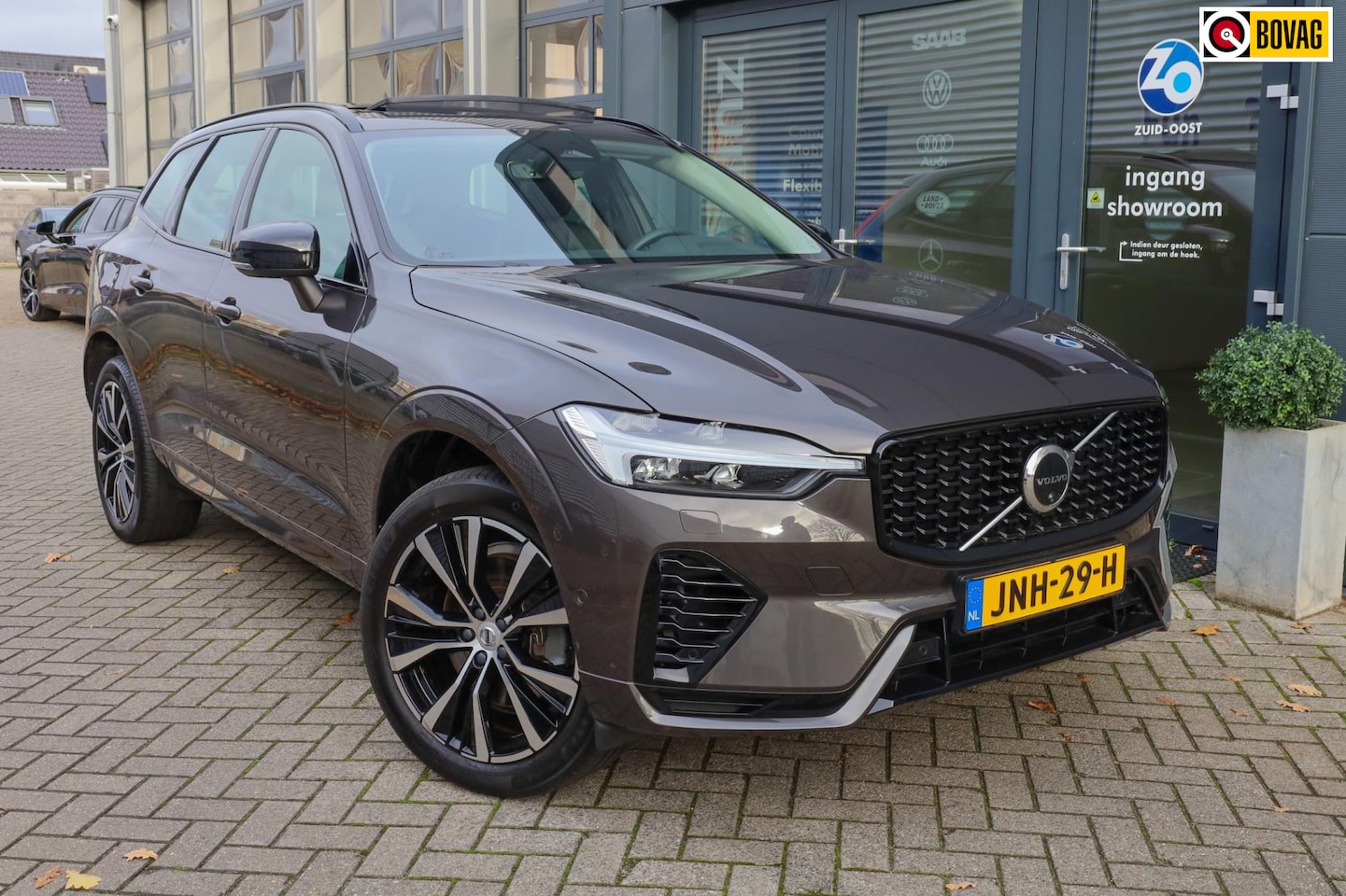 Volvo XC60 - 2.0 T8 Plug-in hybrid AWD R-Design, pano, trekhaak, blis - AutoWereld.nl