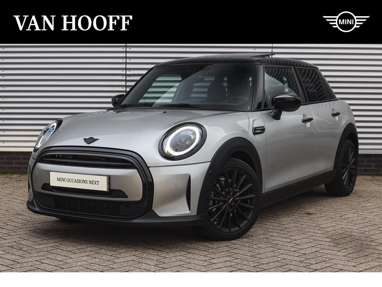 MINI Cooper - Hatchback Classic Automaat / Panoramadak / Sportstoelen / Achteruitrijcamera / Comfort Acc - AutoWereld.nl