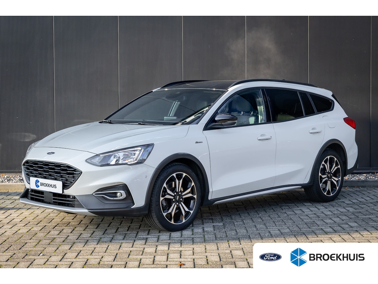 Ford Focus Wagon - 1.0 EcoBoost Titanium Business | Achterbank in delen neerklapbaar | Airco (automatisch) | - AutoWereld.nl