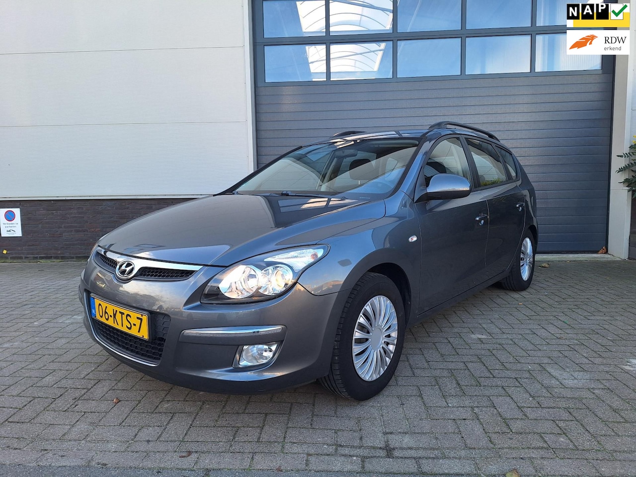 Hyundai i30 CW - | 1.4i Blue Dynamic | Airco | Zeer lage kilometerstand | - AutoWereld.nl