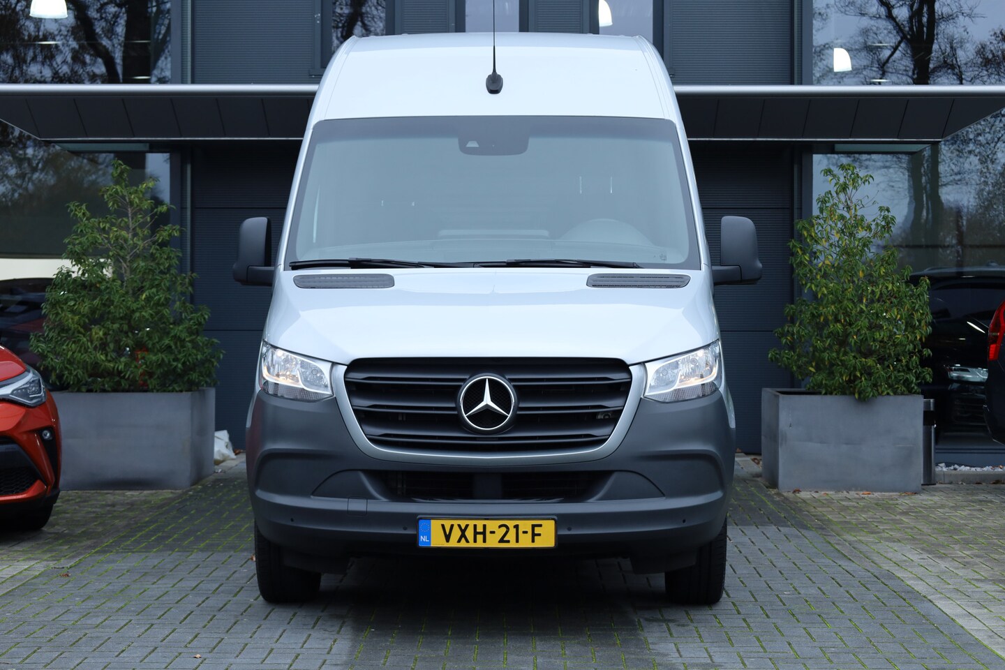 Mercedes-Benz Sprinter - 317 1.9 CDI L2H2 RWD | Camera | Navi | 3.5t trekgew. | Trekhaak | 2x Voorstoel | Zilver me - AutoWereld.nl
