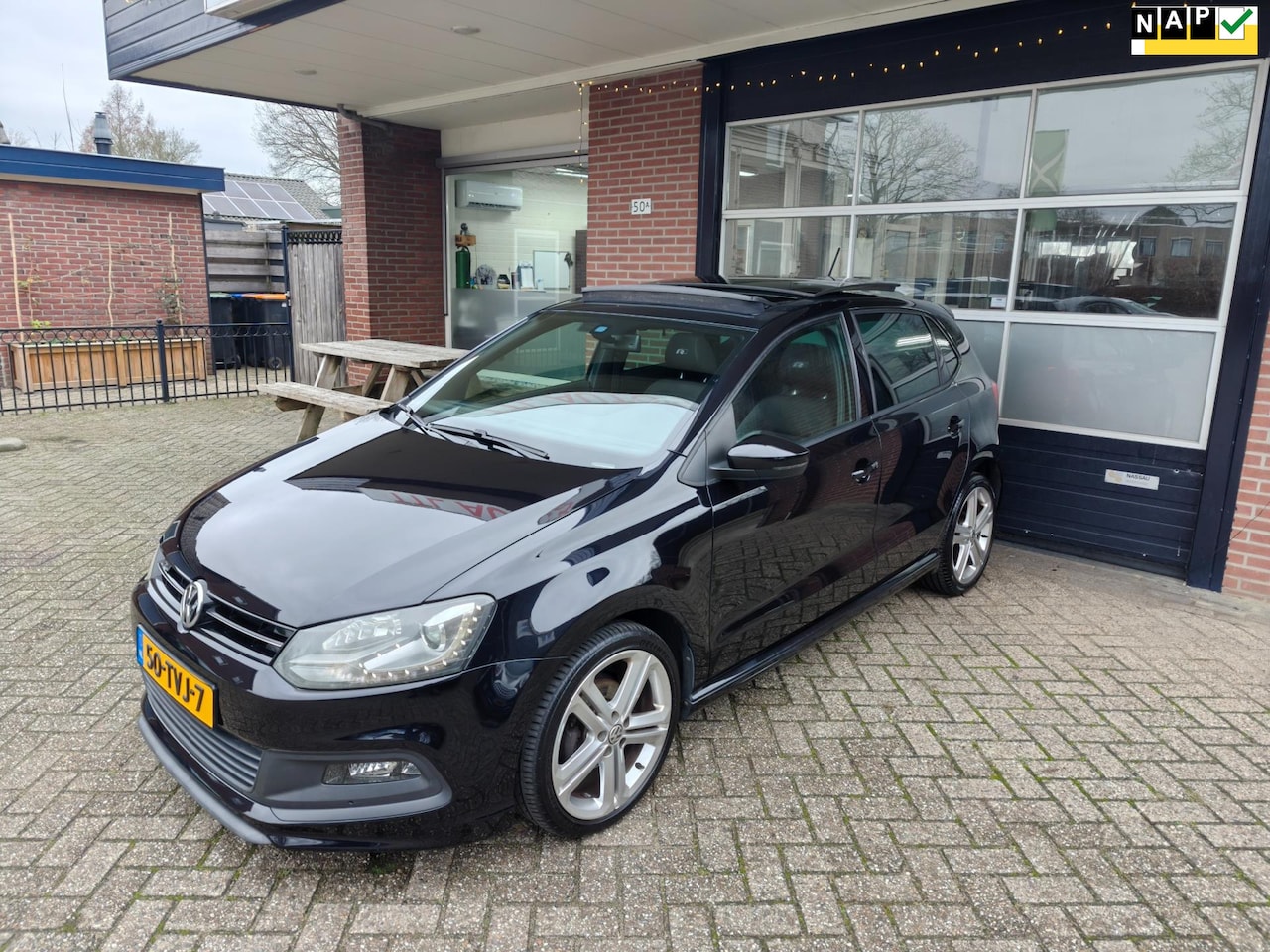 Volkswagen Polo - 1.2 TSI R-Line 1.2 TSI R line, Bomvol, Panorama, Cruise, Led, Trekhaak, PDC, NAP - AutoWereld.nl