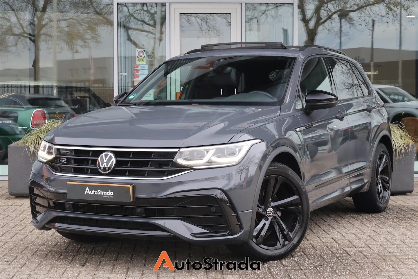 Volkswagen Tiguan - 1.5 R-Line TSI 150pk | Adaptive | Climate | Navi | IQ-LED | Trekhaak | Pano | Virtual | Ca - AutoWereld.nl