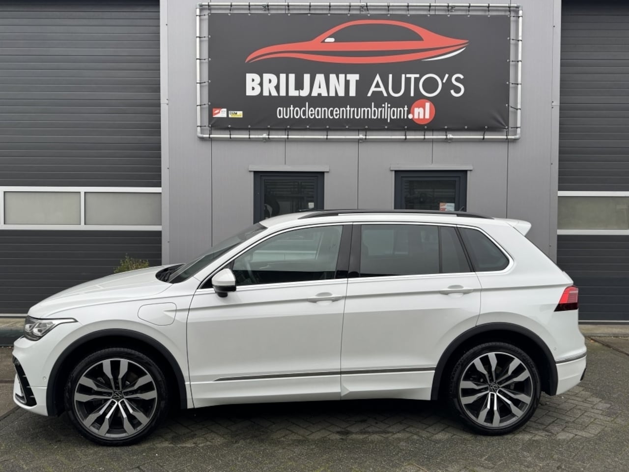 Volkswagen Tiguan - 1.4 TSI eHy R-Line Led 20inch Zweerverlichting Vol - AutoWereld.nl