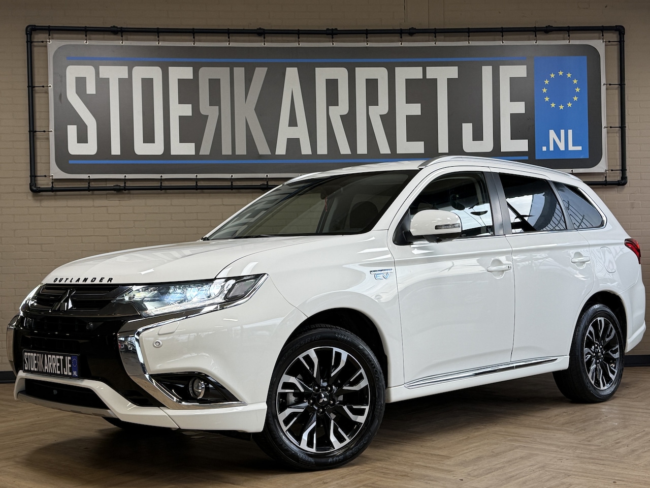 Mitsubishi Outlander - 2.0 PHEV instyle | Navi | Stoel, Stuur & voorruit verw | Rockford | 18" | 100% Onderhouden - AutoWereld.nl