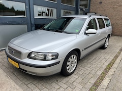 Volvo V70 - 2.4 Comfort Line, Lekt olie