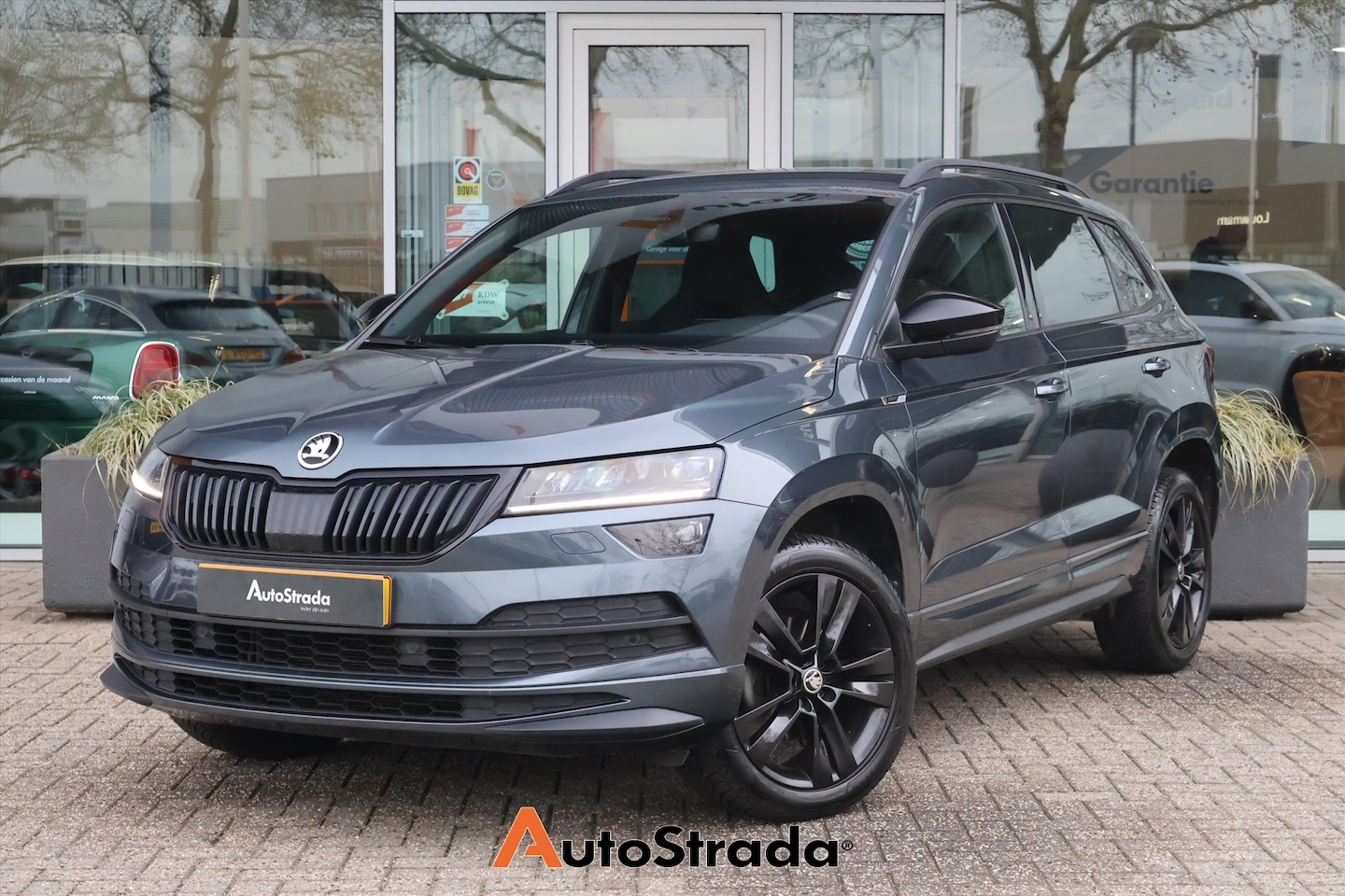 Skoda Karoq - 1.5 SportLine TSI 150pk | Adaptive | Camera | Trekhaak | LED | Carplay | Keyless | Climate - AutoWereld.nl