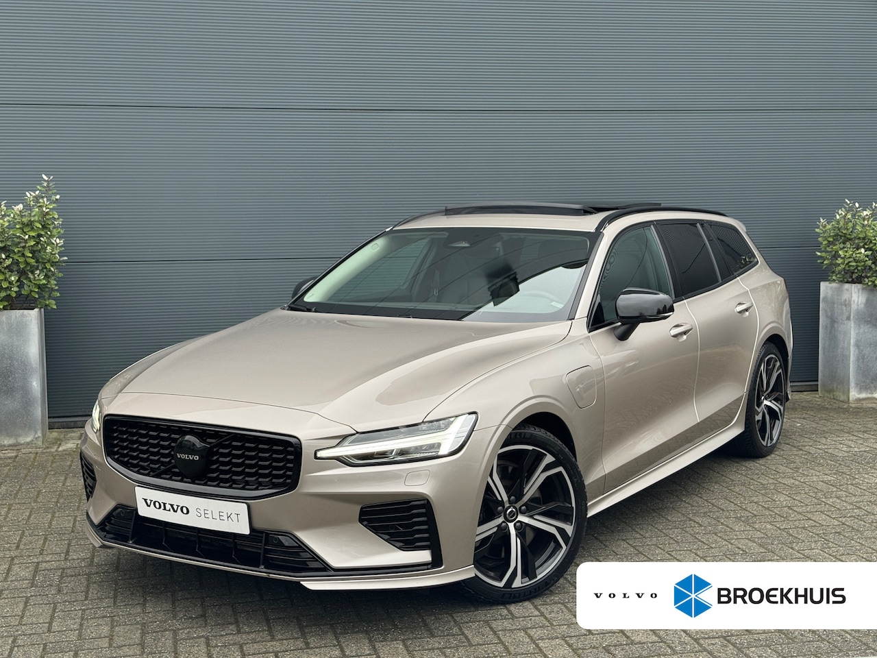 Volvo V60 - 2.0 T8 Plug-in hybrid AWD Ultimate Dark | 455pk! | Panoramadak | HU-Display | Massage | Ha - AutoWereld.nl