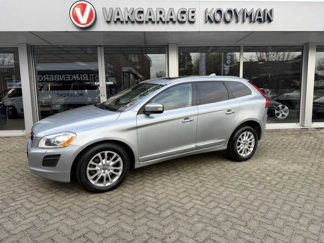 Volvo XC60 - 3.2 !! AWD R-Design | special edition | trekhaak | - AutoWereld.nl