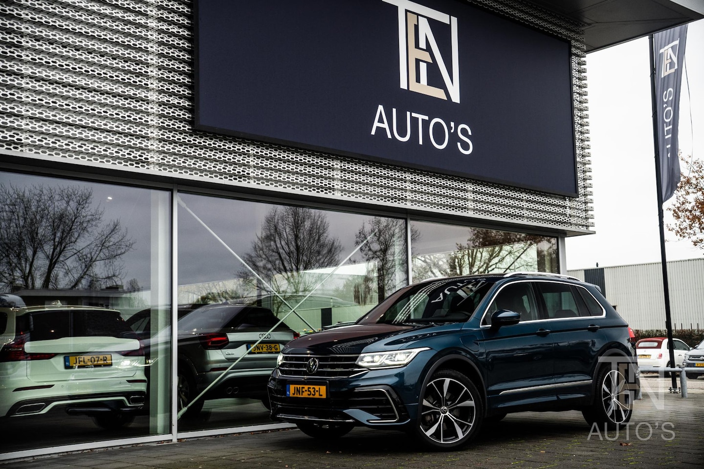 Volkswagen Tiguan - 1.4 TSI eHybrid R-Line | HUD | Matrix LED | Panodak | Trekhaak | 20" | 360-camera - AutoWereld.nl