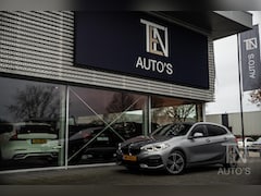 BMW 1-serie - 118i | Camera | CarPlay | Stoel- & Stuurwielverwarming | Trekhaak | 17"