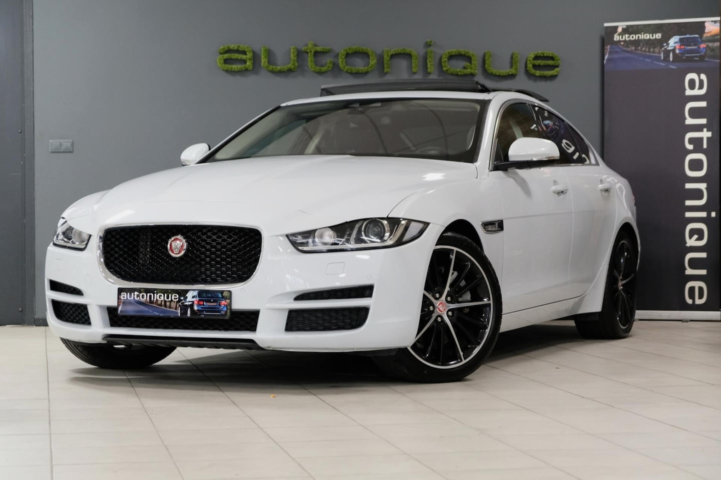 Jaguar XE - 2.0 Portfolio 240pk! *PANORAMADAK* |Luxe Leder| 79dkm! Navi/Camera/Meridian - AutoWereld.nl