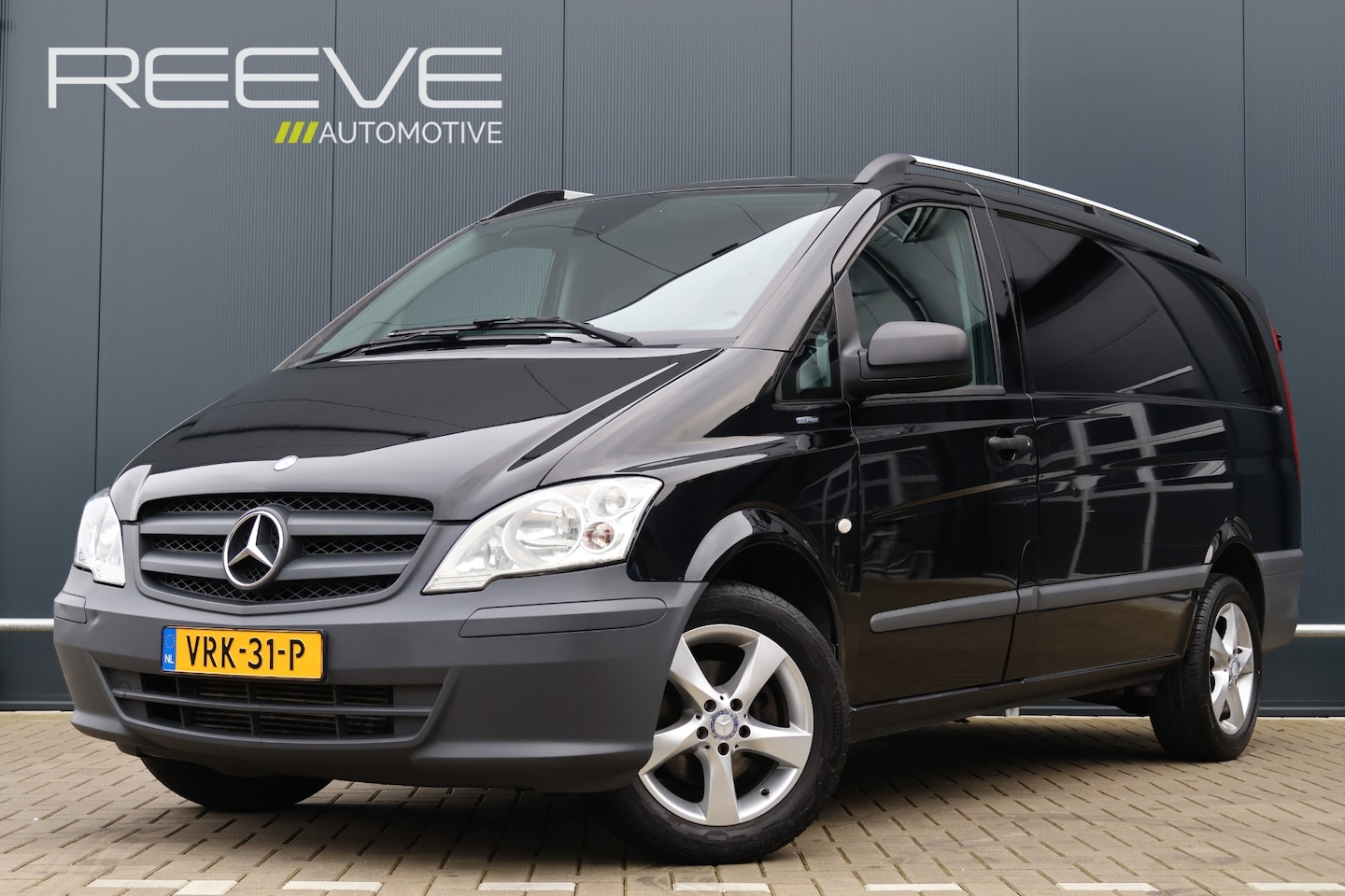 Mercedes-Benz Vito - 320 Lang 190pk! | Leer | 3-zits | Trekhaak | Apple Carplay / Android Auto | Nette bus! - AutoWereld.nl