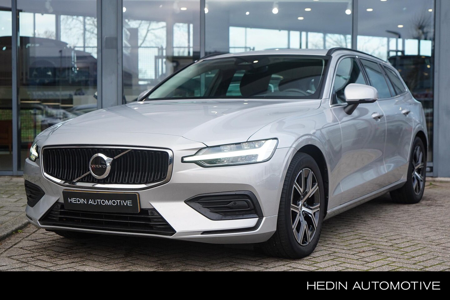 Volvo V60 - 2.0 B3 Core | Stoel & Stuurverwarming | Adaptieve Cruise + Pilot Assist | Google | Keyless - AutoWereld.nl