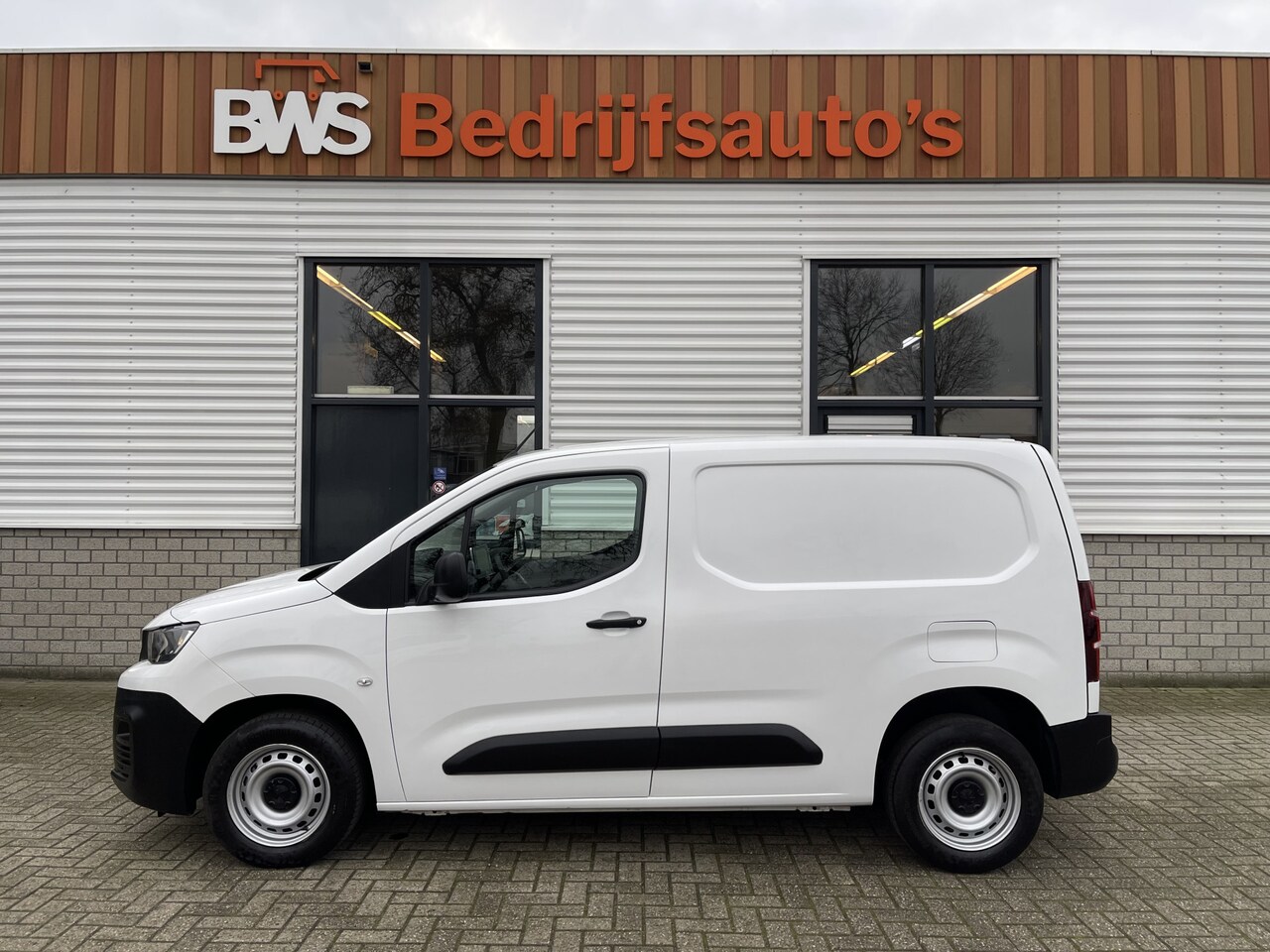Peugeot Partner - 1.2 PureTech Premium benzine grijs kenteken / originele Nederlandse bus / lease vanaf € / - AutoWereld.nl