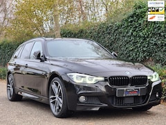 BMW 3-serie Touring - 330i M Sport X-Drive CarPlay Dig. Teller 6wb Line assist Dode Hoek ACC NAP NL Stuurverwarm
