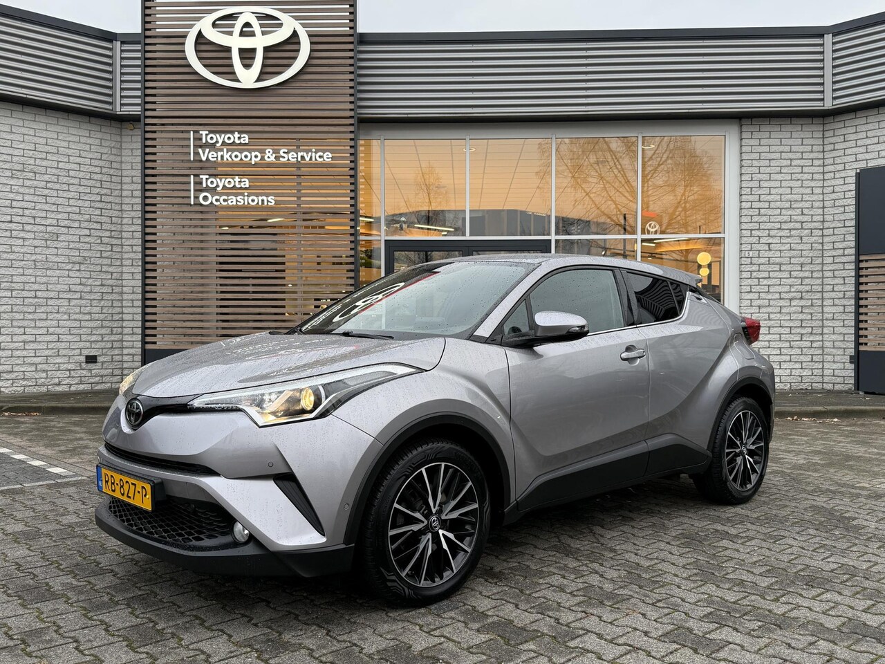 Toyota C-HR - 1.2T EXECUTIVE AFN-TREKHAAK PARK-SENSOREN NAVI STOELVERW 18" LM-VELGEN ALL SEASONS CAMERA - AutoWereld.nl