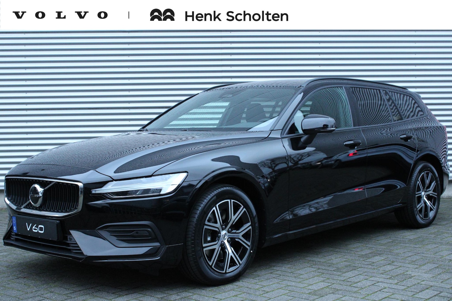 Volvo V60 - 2.0 B4 Essential Edition | Lichtmetalen Velgen 17" | Extra Getint Glas Achterportieren En - AutoWereld.nl