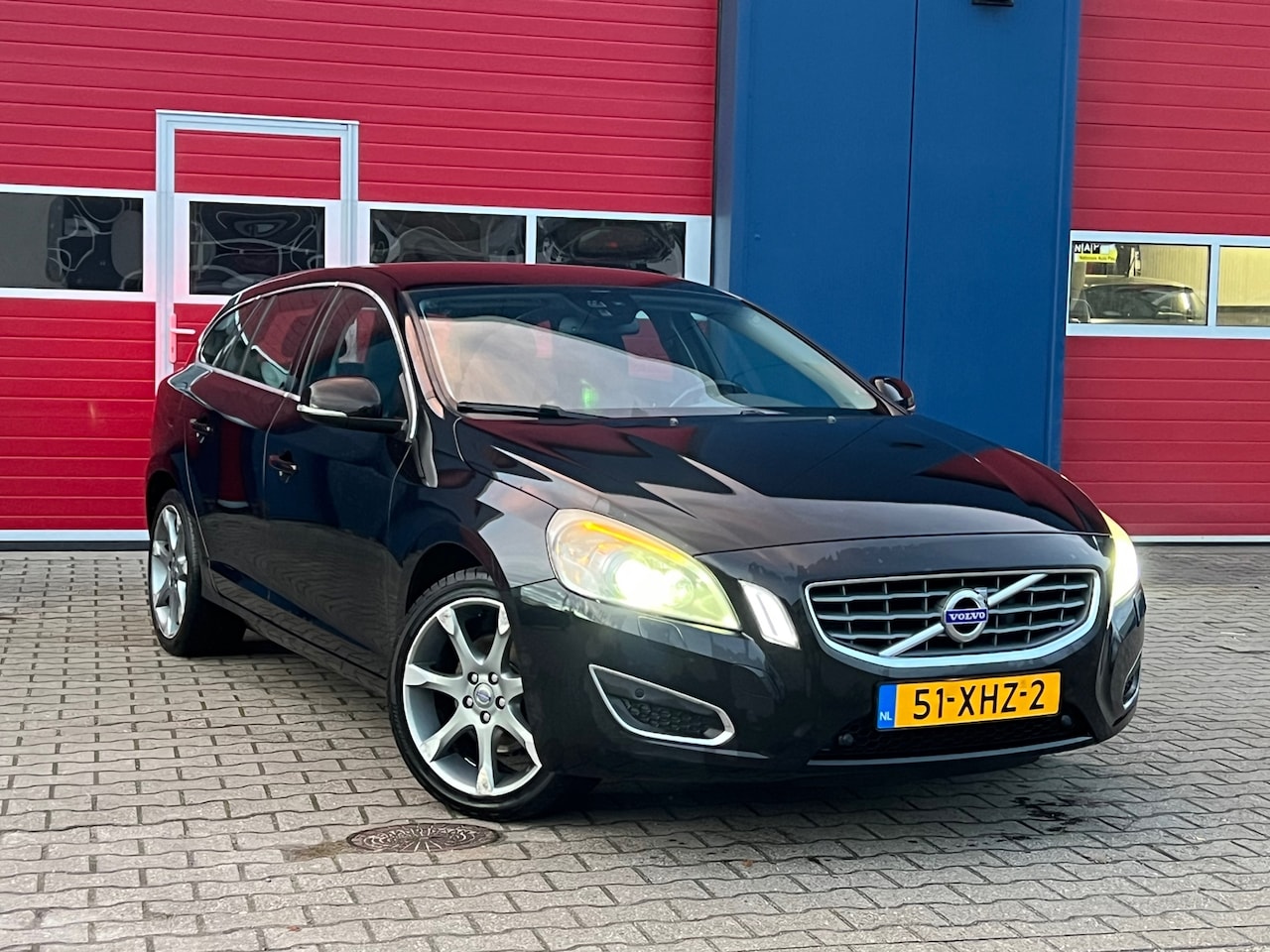 Volvo V60 - 1.6 T3 Summum | Navi + Cruise + Leder Nu € 4.500,-!!! - AutoWereld.nl