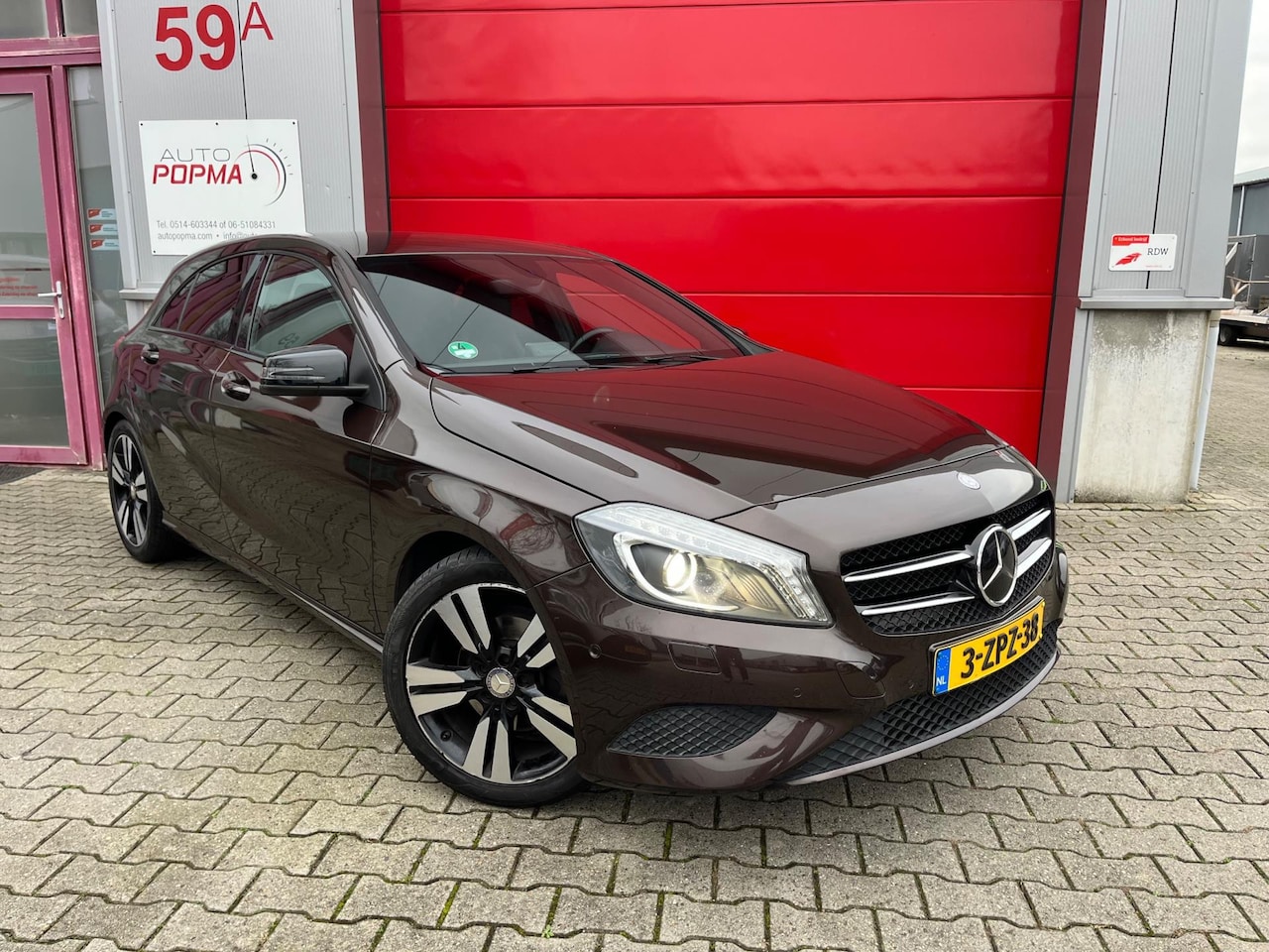 Mercedes-Benz A-klasse - 180 Ambition 122pk Stoelverw. / Sportstuur / 18" LM / Wegklapbare trekhaak / Navi / Cruise - AutoWereld.nl