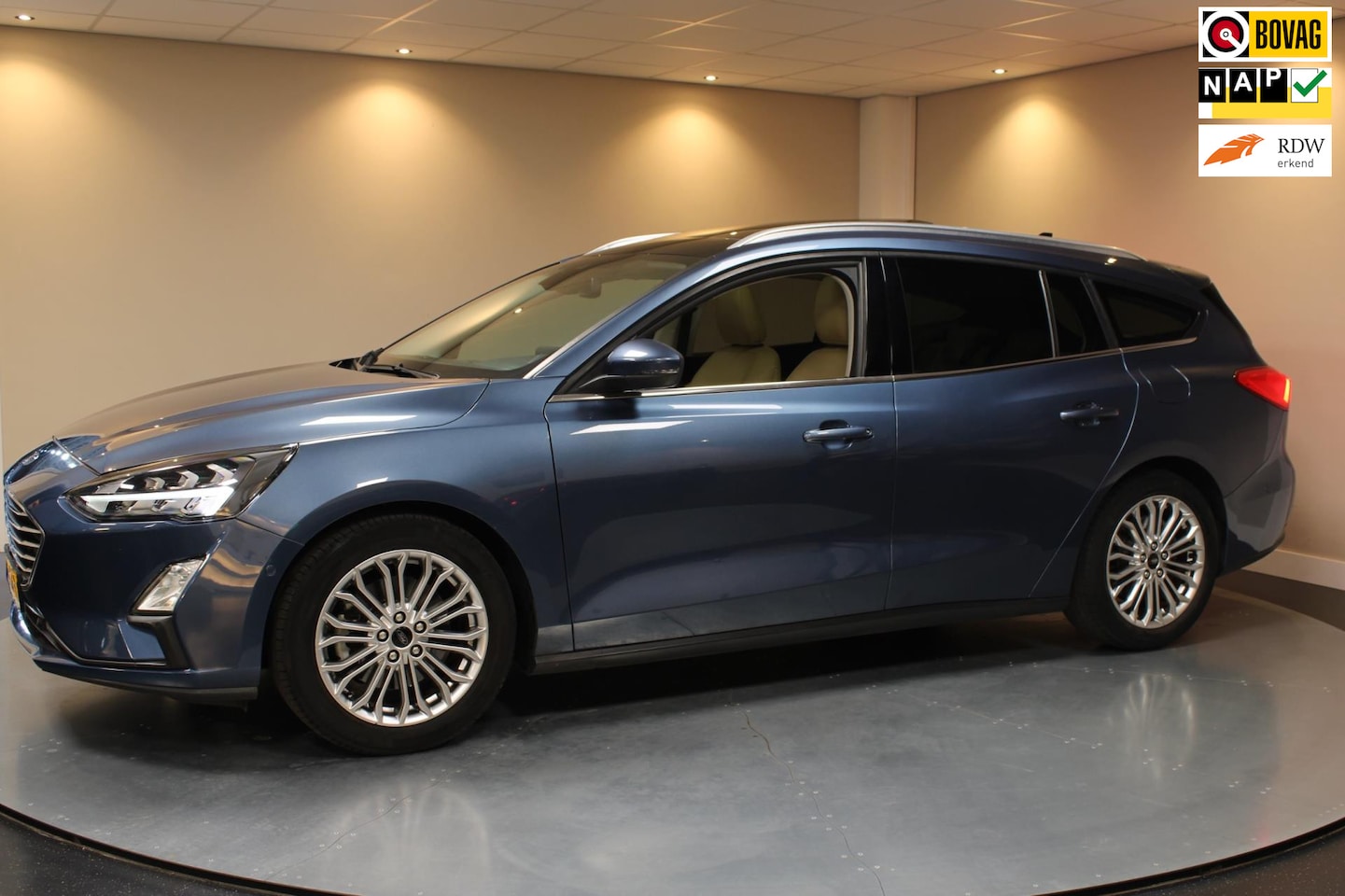 Ford Focus Wagon - 1.0 EcoBoost Titanium Business *Automaat* Pano|Carplay|Trekhaak - AutoWereld.nl