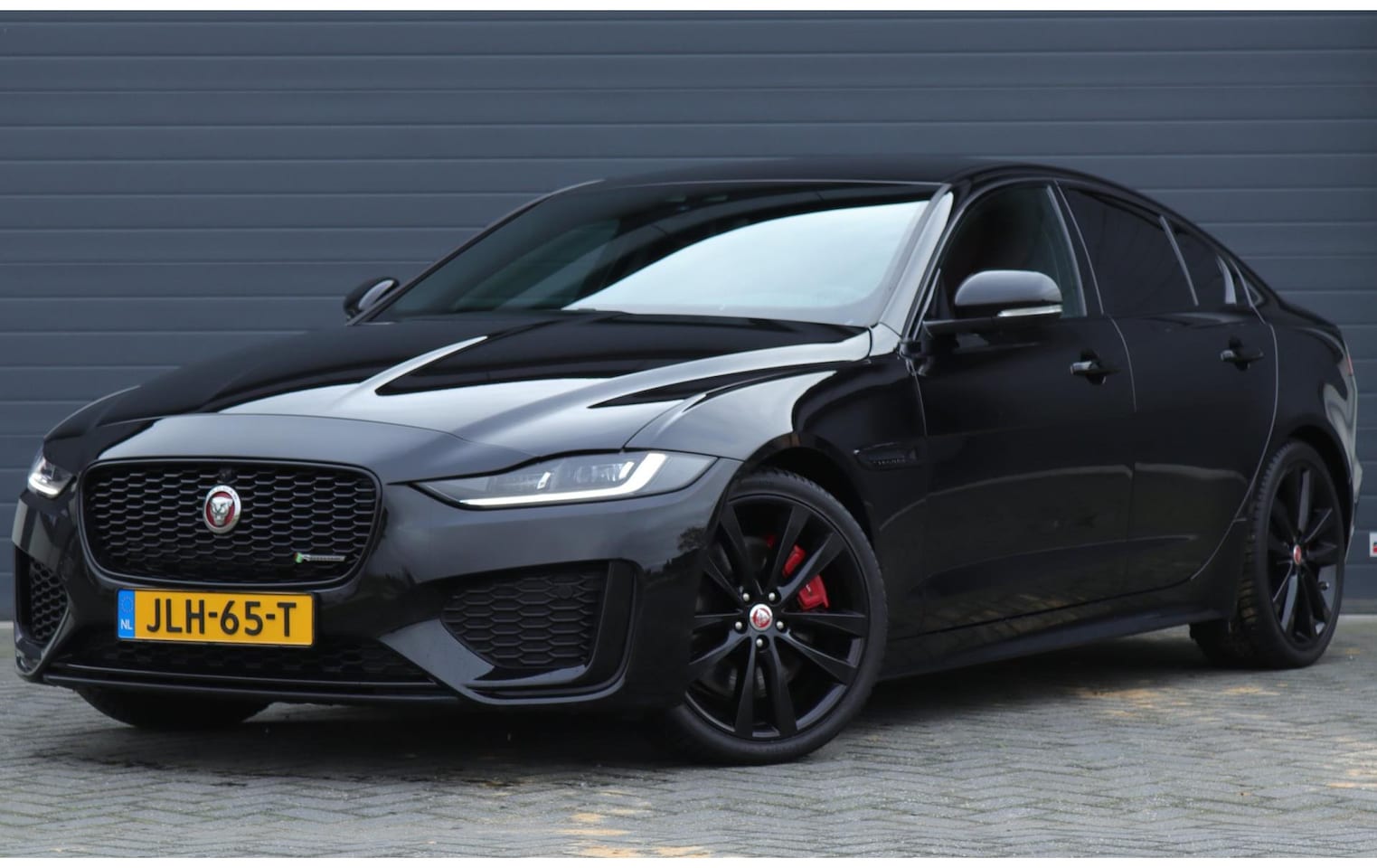 Jaguar XE - 2.0 P250 HSE / Digitaal display / Carplay / Camera - AutoWereld.nl
