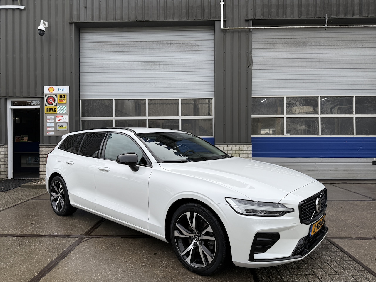 Volvo V60 - 2.0 B4 Automaat Plus Dark - AutoWereld.nl