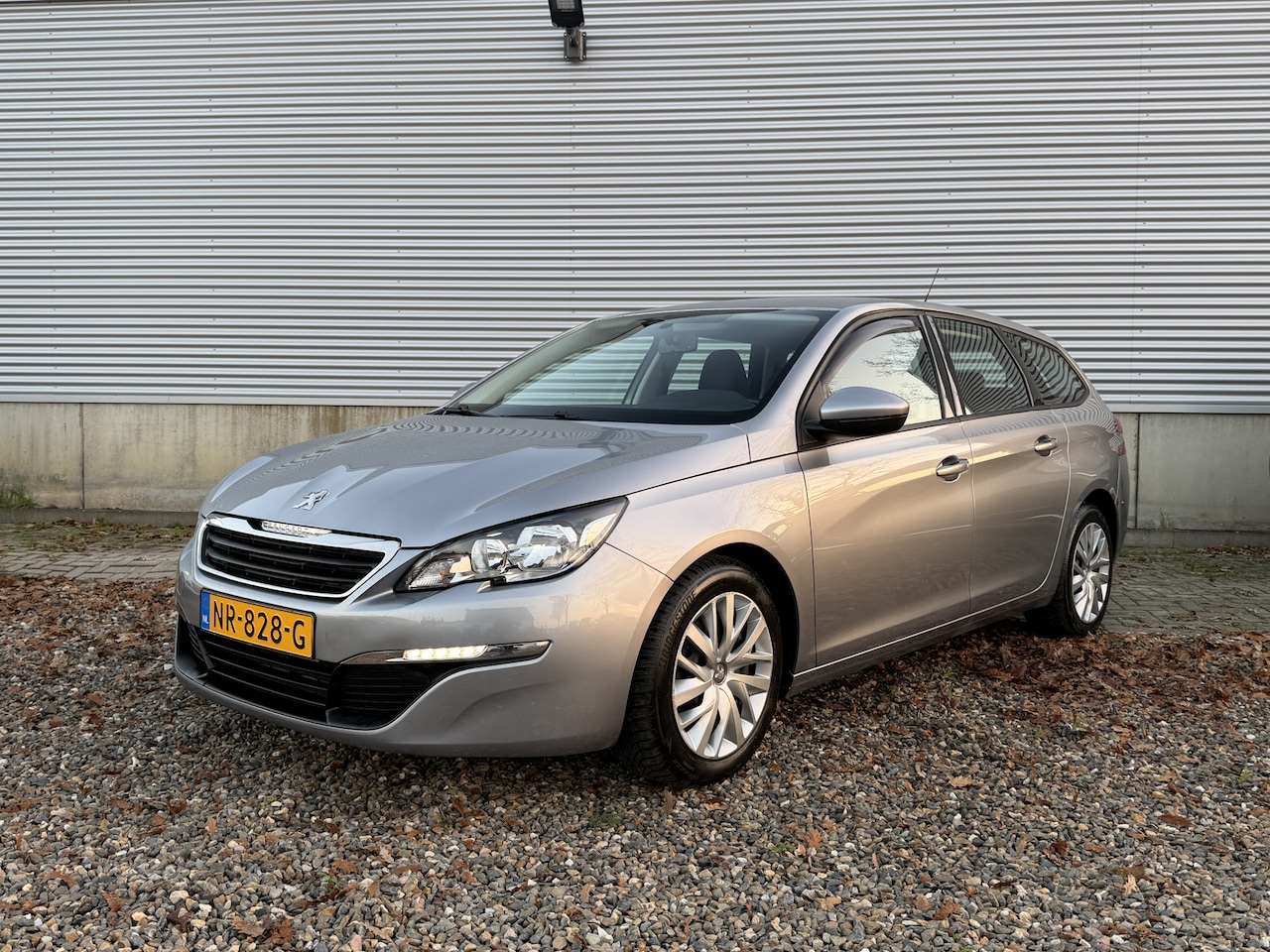 Peugeot 308 SW - 1.2 PureTech Blue Lease [ fm navi,ecc,cruise,trekhaak ] - AutoWereld.nl