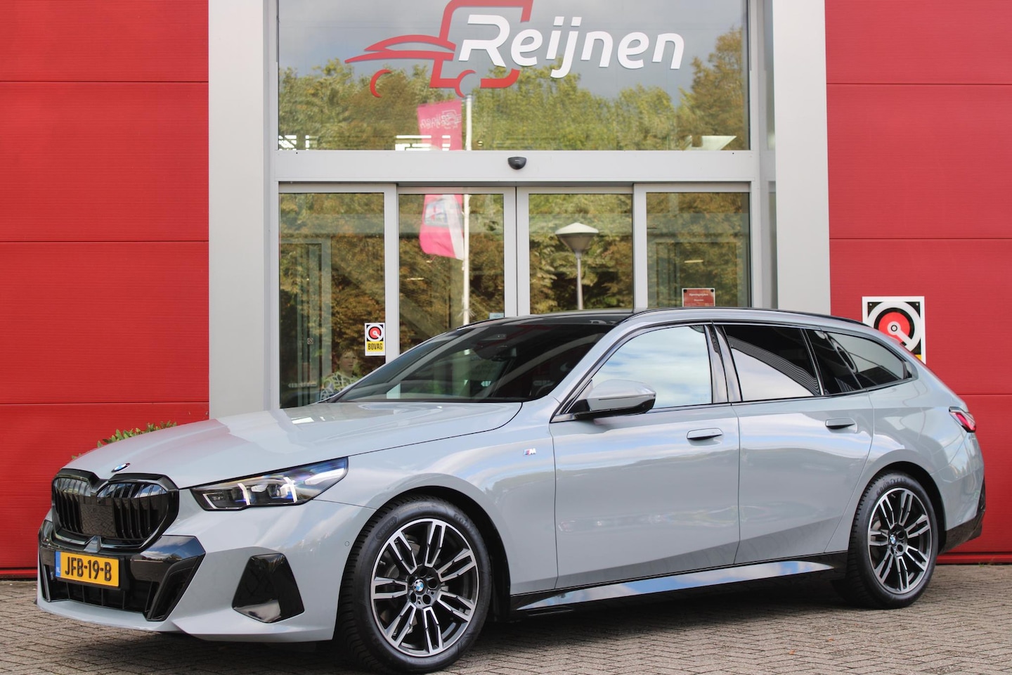 BMW 5-serie Touring - 520i M-SPORT | PANORAMA DAK | TREKHAAK ELEKTRISCH WEGKLAPBAAR | HARMAN KARDON AUDIO SYSTEM - AutoWereld.nl
