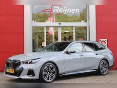 BMW 5-serie Touring - 520i M-SPORT | PANORAMA DAK | TREKHAAK ELEKTRISCH WEGKLAPBAAR | HARMAN KARDON AUDIO SYSTEM