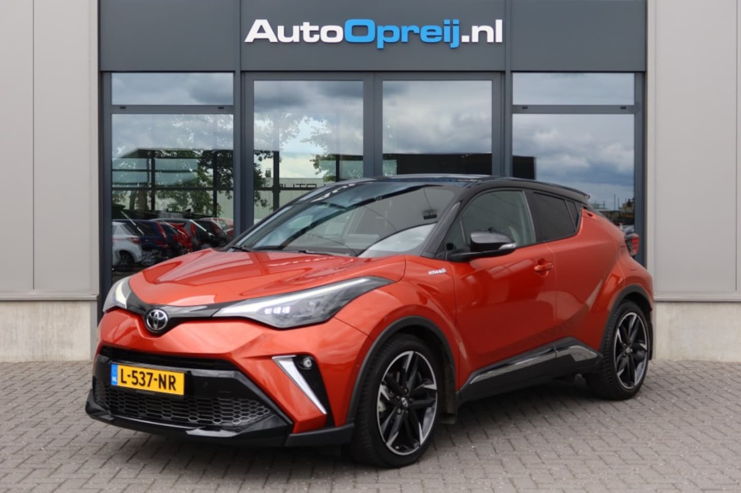 Toyota C-HR - 2.0 Hybrid GR-Sport Bi-Tone 184pk NAVI, Camera, Trekhaak afnb, JBL, 19LM velgen - AutoWereld.nl