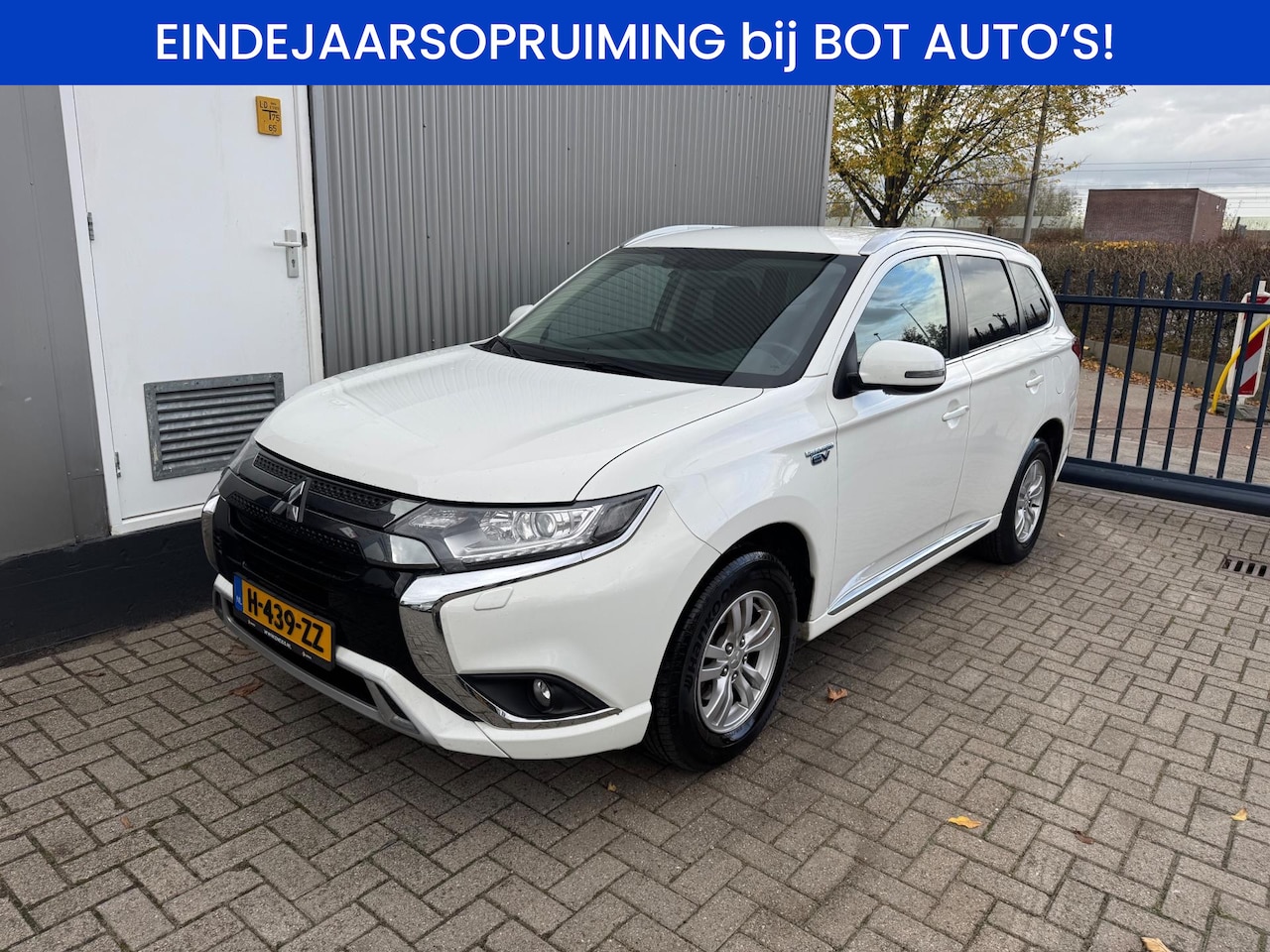 Mitsubishi Outlander - 2.4 PHEV Pure AIRCO / CRUISE / PARKEERSENSOREN / TREKHAAK / CAMERA - AutoWereld.nl