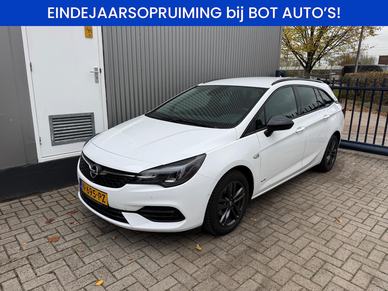 Opel Astra Sports Tourer - 1.2 Design & Tech ECC / CRUISE / NAVI / CAMERA / TREKHAAK / LMV - AutoWereld.nl