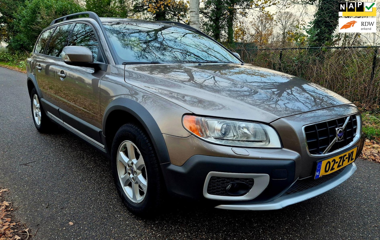 Volvo XC70 - 3.2 Momentum . Leder . Navi . Automaat - AutoWereld.nl