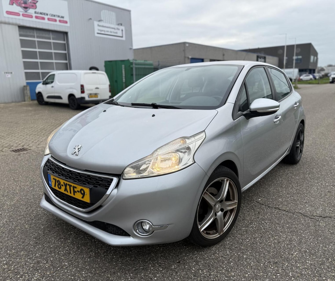Peugeot 208 - 1.2 VTi 5-DRS Airco Cruise/BT/AUX Scherm Velgen - AutoWereld.nl