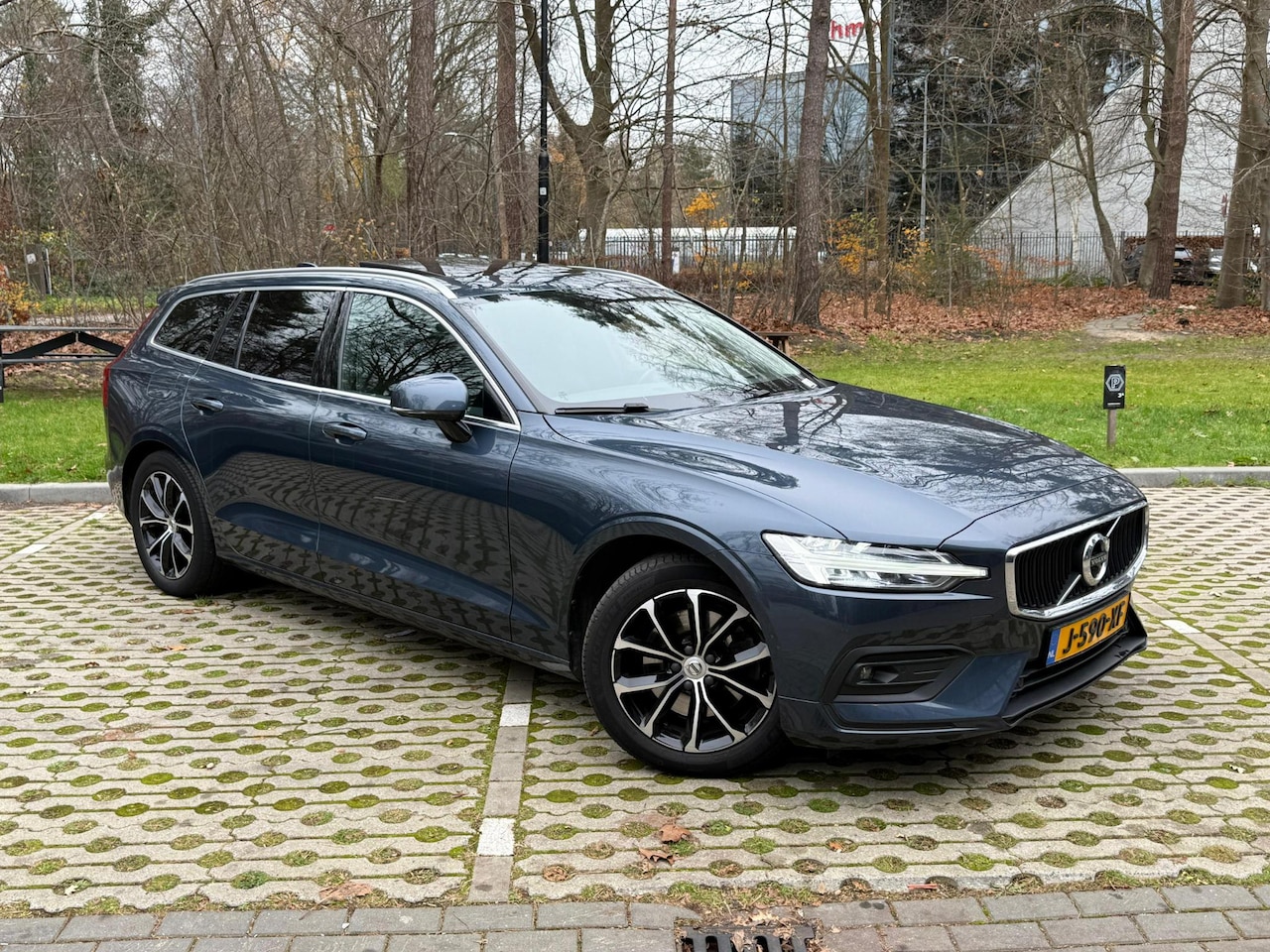 Volvo V60 - 2.0 B3 Business Pro Panodak | HK | 360° - AutoWereld.nl