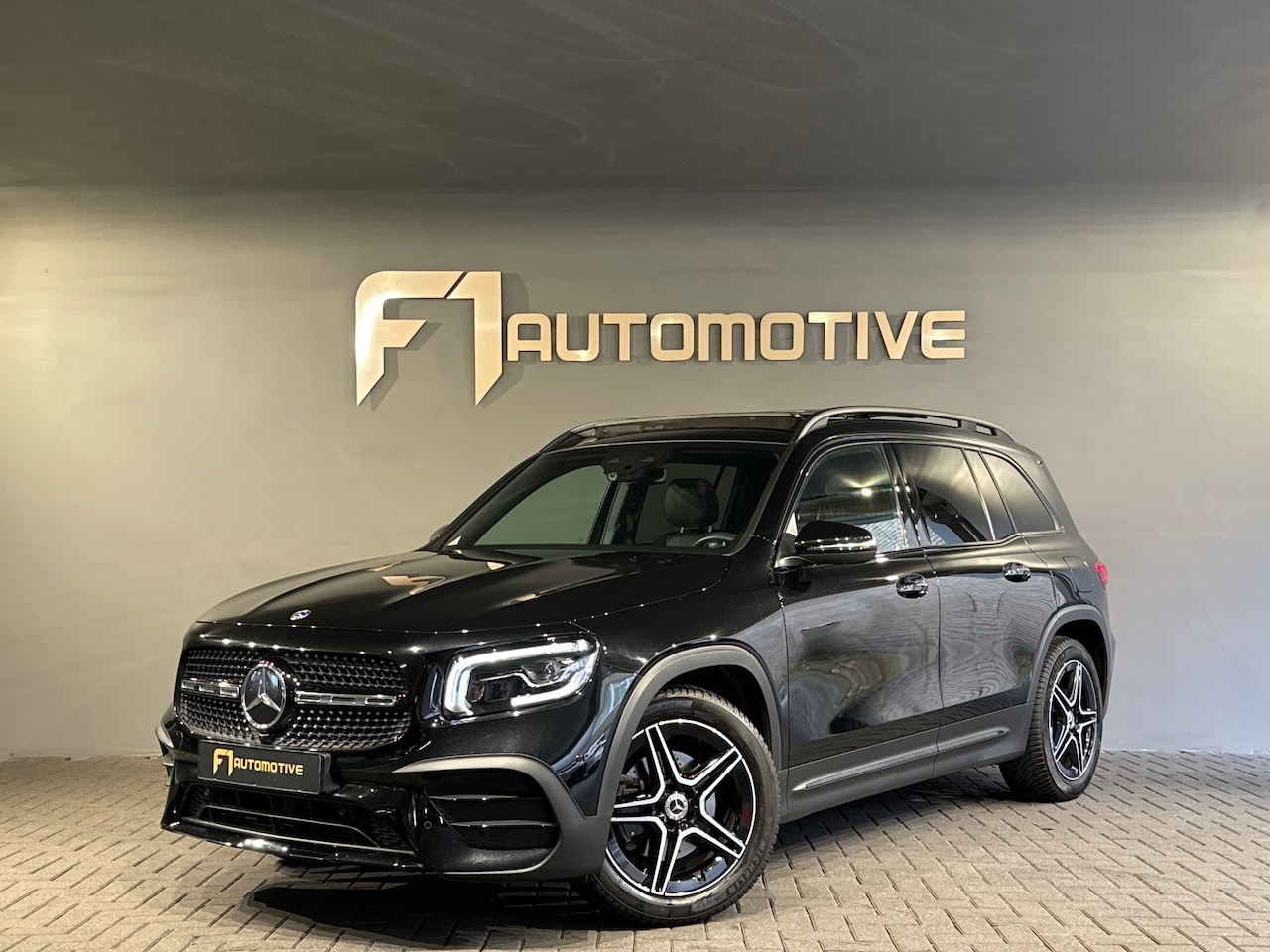 Mercedes-Benz GLB - 200 AMG Pano|Memory|Sfeer|Keyless|NL Auto - AutoWereld.nl