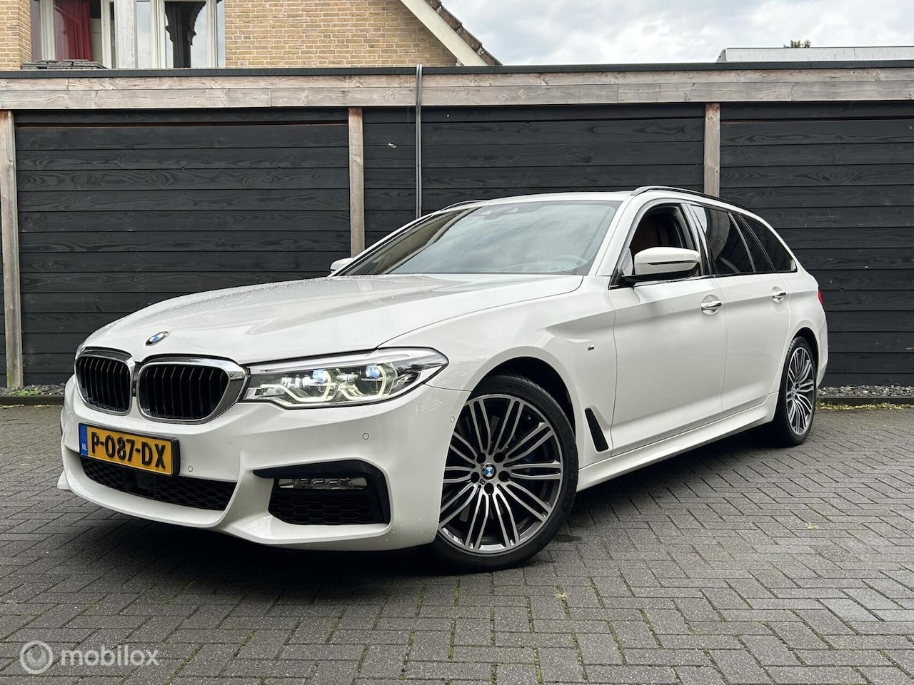 BMW 5-serie Touring - 540i xDrive High Executive Pano dak / trekhaak / vol leder - AutoWereld.nl