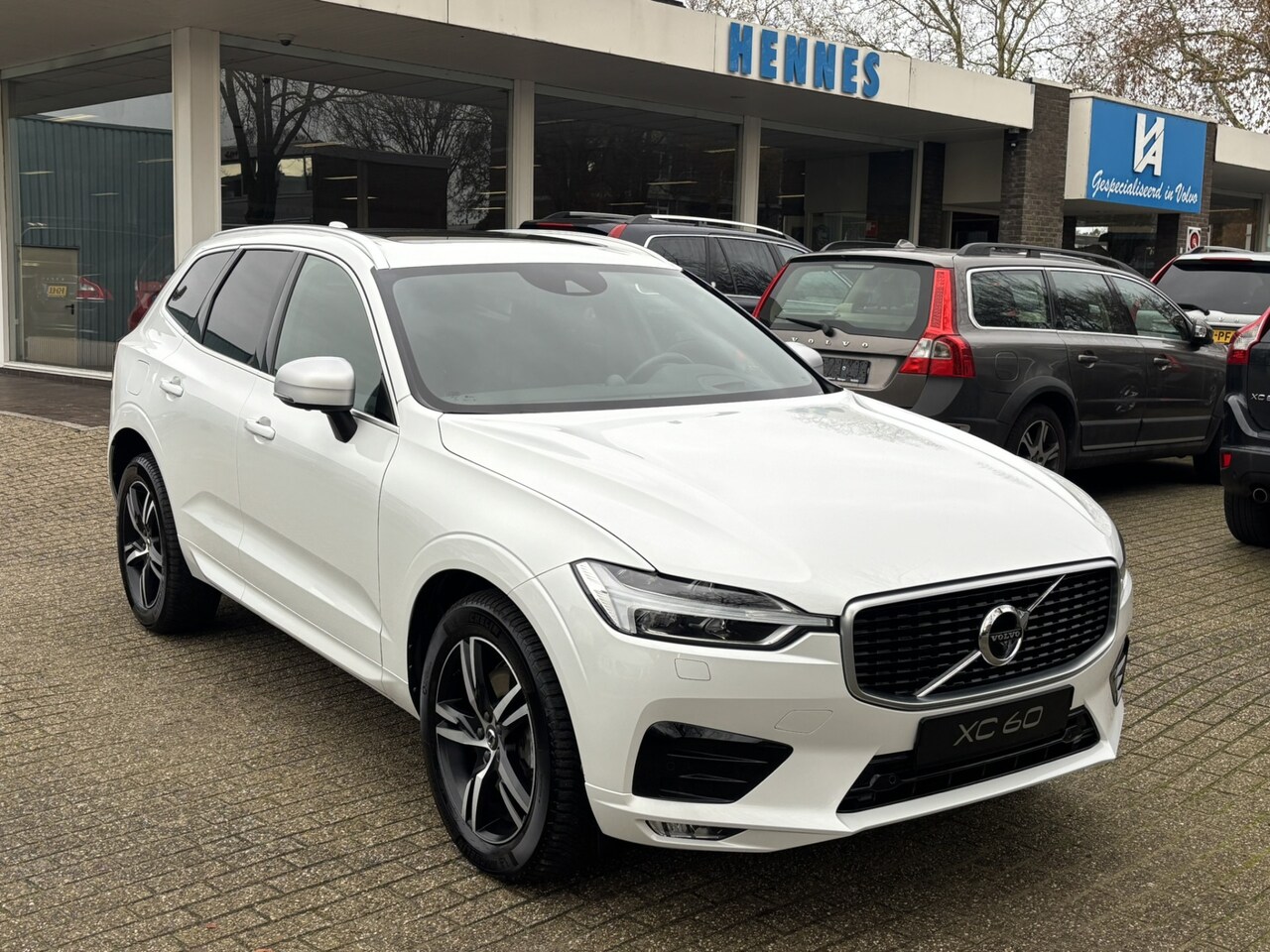 Volvo XC60 - 2.0 T5 AWD R-Design B&W HeadUp 360 Keyless DAB standkachel Pilot Assist - AutoWereld.nl