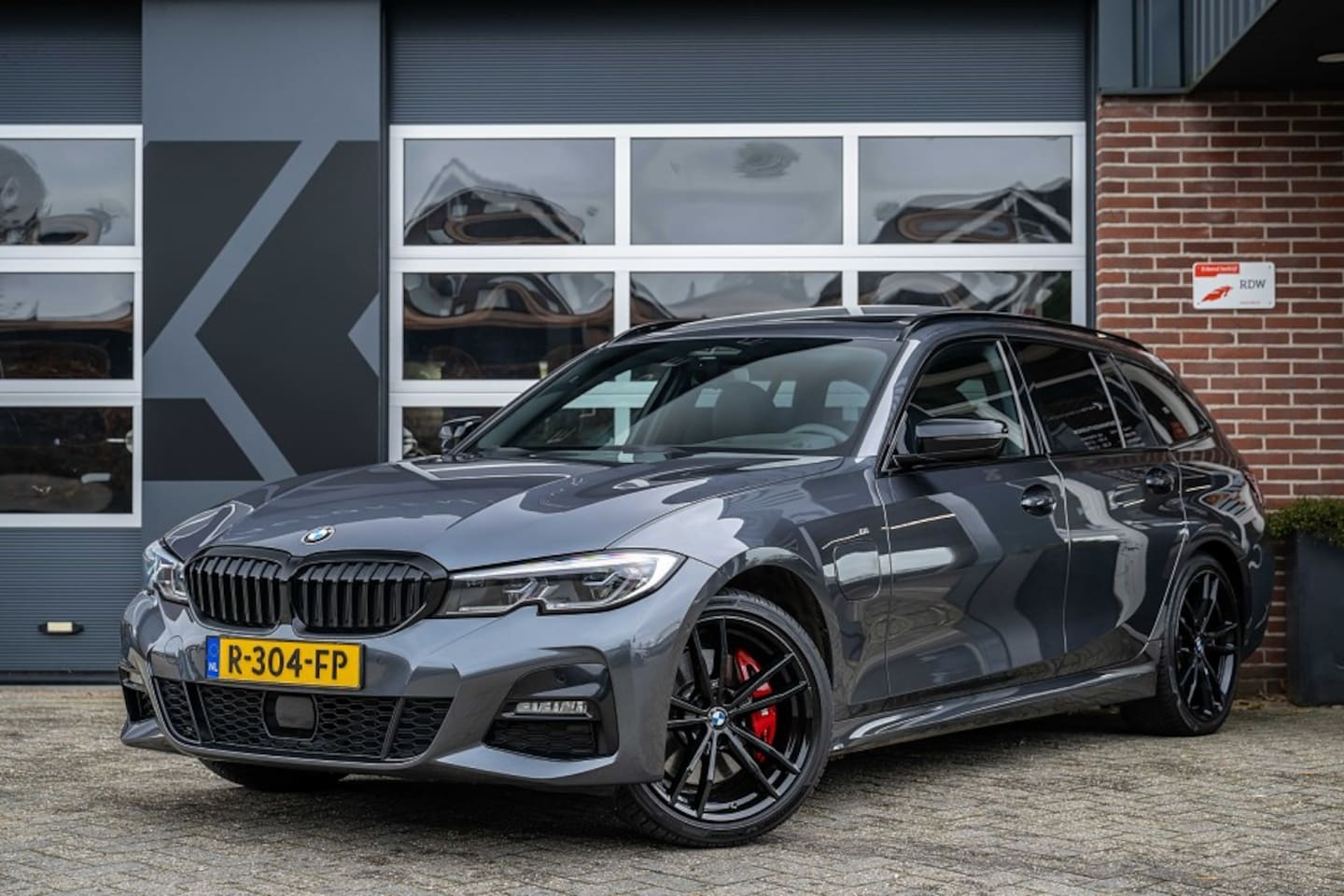 BMW 3-serie - 330 330e M Sport | Panorama | Head-Up | H/K | Laser | Memory | ACC | 19 Inch | - AutoWereld.nl