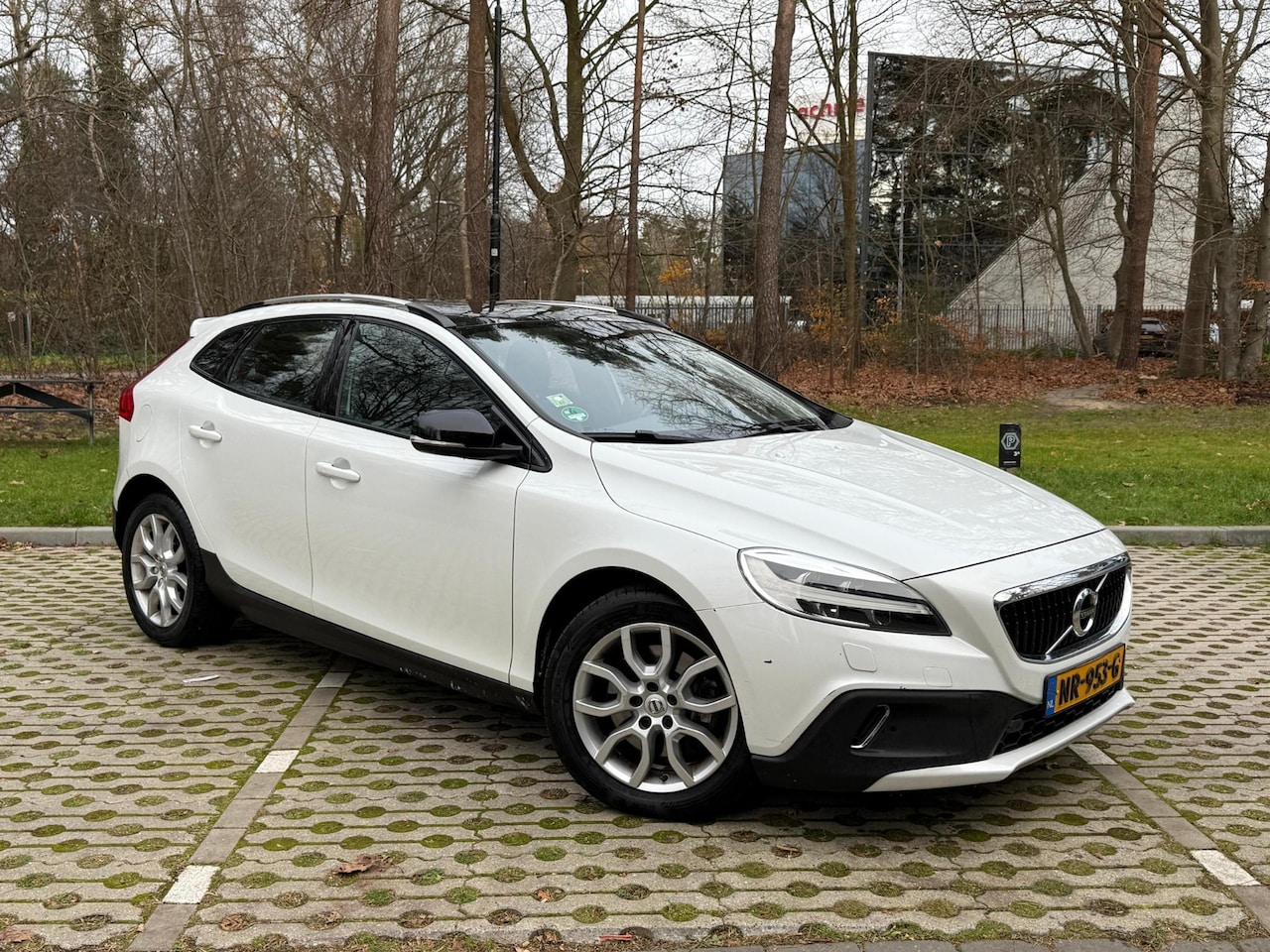 Volvo V40 Cross Country - 2.0 T4 Nordic+ - AutoWereld.nl