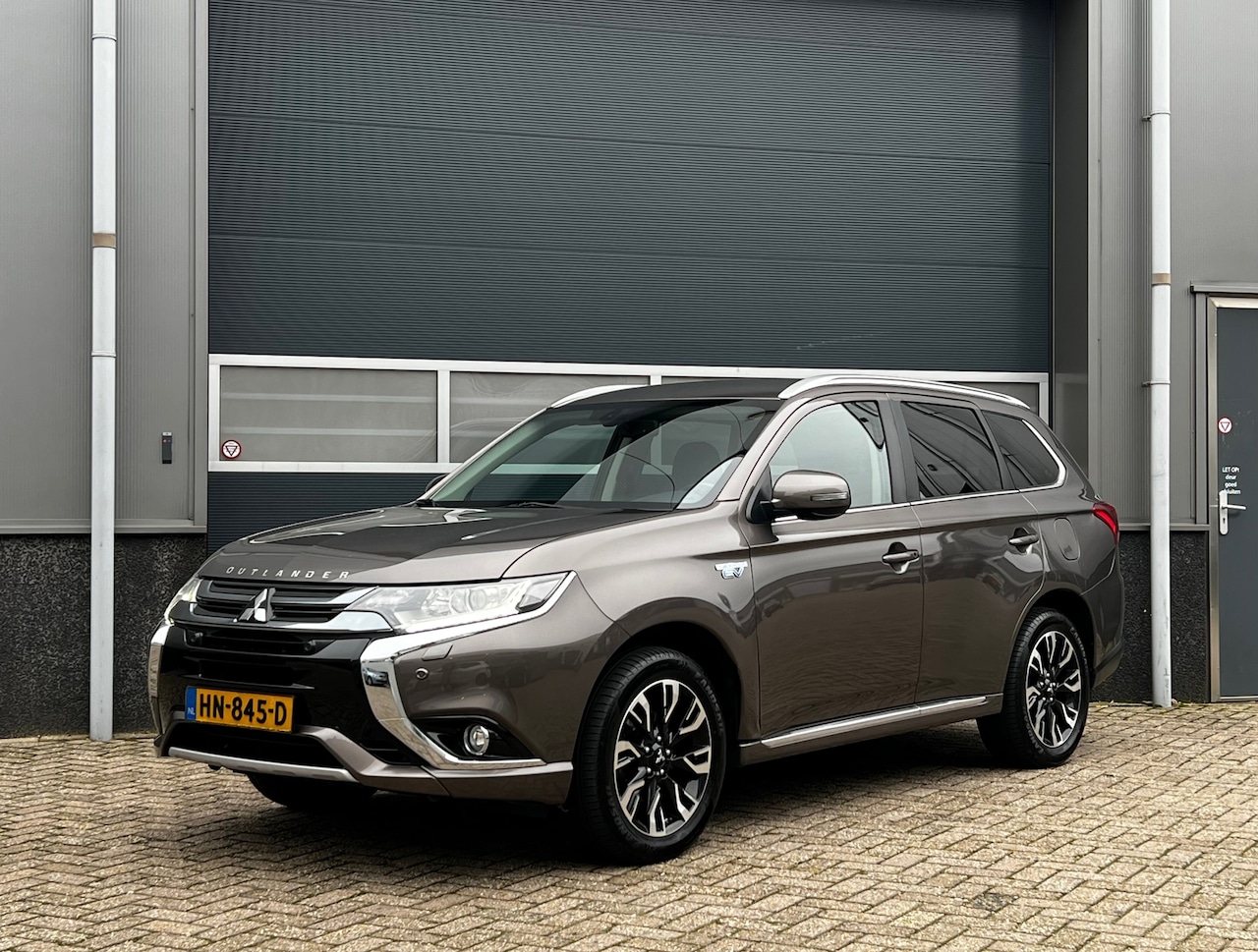 Mitsubishi Outlander - 2.0 PHEV Executive Edition bj.2015 Camera|Navi|Trekh|Nap. - AutoWereld.nl